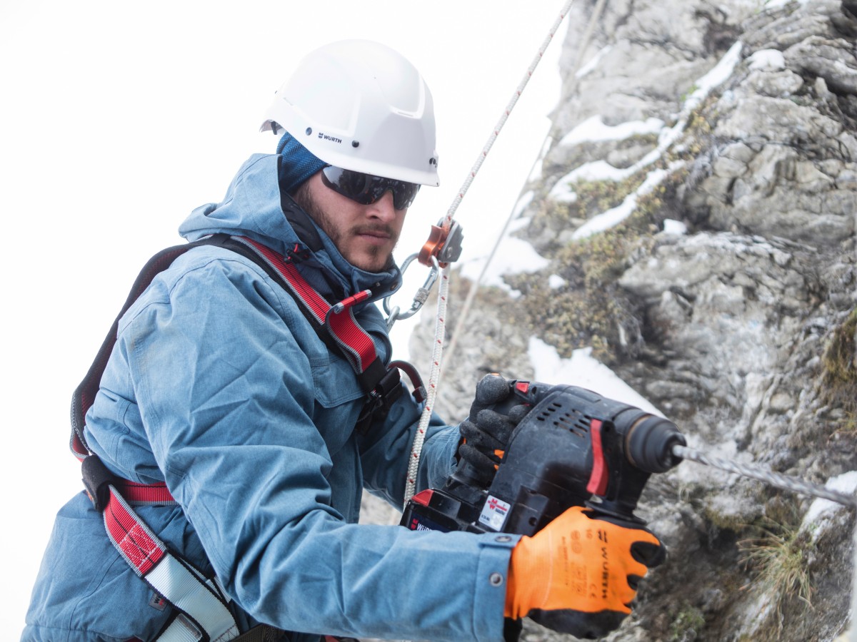 Mann som bruker fallsikring på vinteren