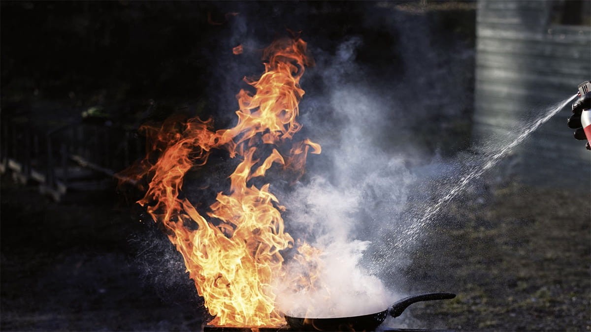 Bilde av en brann som slukkes med et CO2-apparat