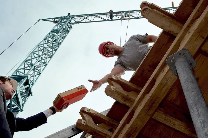 <p>Har du tenkt over hvor mye det koster å dra på butikken i arbeidstiden? Med levering av forbruksmateriell på byggeplassen unngår dere dyre avbrudd.</p>
